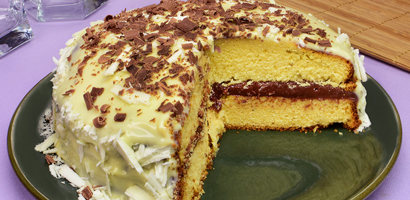 Bolo de fubá com chocolates